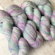 Load image into Gallery viewer, INVISIBLE STRING | sleek sock | speckled yarn
