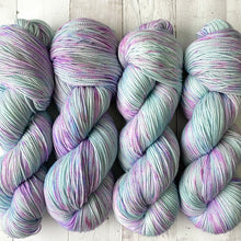 Load image into Gallery viewer, INVISIBLE STRING | sleek sock | speckled yarn