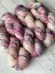 AURORAS AND SAD PROSE | speckled yarn